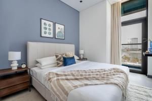 GuestReady - Majestic canal and Burj Khalifa view