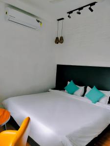 Raaviera By The Ganges