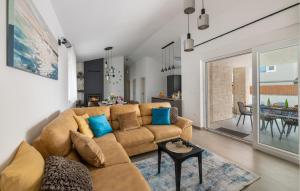 Cozy Home In Loborika With Wifi