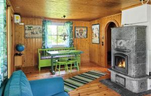 2 Bedroom Amazing Home In Högsby