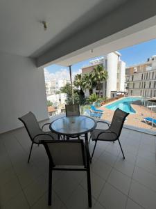 Pool View Flat in City Centre