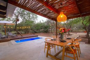 The Suite Luxury Safari Villa, Close to KNP, Starbed, Giraffe-Feeding-Tower, Bush-Bath