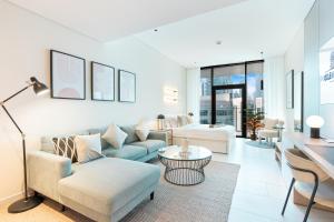 Cozy Central Home with Full Burj View