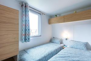 Campings Mobil home, piscine chauffee, toboggan, acces plage direct - 3 chambres 6 personnes : photos des chambres