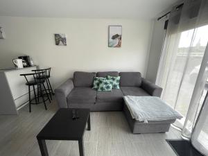 Maisons de vacances La brise marine apt rdc maison cour fermee parking et terrasse a 800 m plage Omaha beach avec table de ping pong proche Port en Bessin : photos des chambres