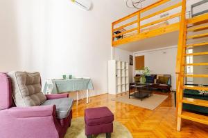 Vibrant center apartment