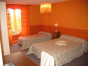 B&B / Chambres d'hotes Les Volets Bleus : Chambre Triple - Vue sur Jardin