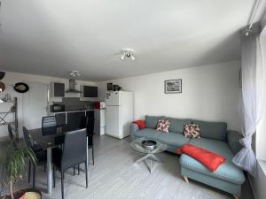Appartements Les mouettes Apt duplex independant dans maison spacieux petite vue sur mer des chambres belle terrasse amenagee en hauteur pres Omaha Beach et Bayeux 800 m plage et 300 m superette : photos des chambres