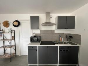 Appartements Les mouettes Apt duplex independant dans maison spacieux petite vue sur mer des chambres belle terrasse amenagee en hauteur pres Omaha Beach et Bayeux 800 m plage et 300 m superette : photos des chambres
