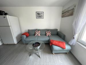 Appartements Les mouettes Apt duplex independant dans maison spacieux petite vue sur mer des chambres belle terrasse amenagee en hauteur pres Omaha Beach et Bayeux 800 m plage et 300 m superette : photos des chambres