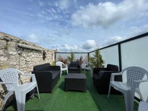 Appartements Les mouettes Apt duplex independant dans maison spacieux petite vue sur mer des chambres belle terrasse amenagee en hauteur pres Omaha Beach et Bayeux 800 m plage et 300 m superette : photos des chambres