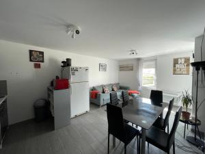 Appartements Les mouettes Apt duplex independant dans maison spacieux petite vue sur mer des chambres belle terrasse amenagee en hauteur pres Omaha Beach et Bayeux 800 m plage et 300 m superette : photos des chambres