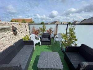 Appartements Les mouettes Apt duplex independant dans maison spacieux petite vue sur mer des chambres belle terrasse amenagee en hauteur pres Omaha Beach et Bayeux 800 m plage et 300 m superette : photos des chambres