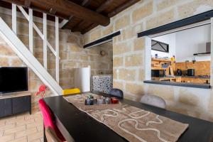 Maison familiale à 2 min à pied de lInstitut A Armand Calme Jeux babyfoot Jacuzzi Proche Mer