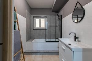 Maisons de vacances Maison familiale a 2 min a pied de l'Institut A Armand Calme Jeux babyfoot Jacuzzi Proche Mer : photos des chambres
