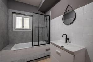 Maisons de vacances Maison familiale a 2 min a pied de l'Institut A Armand Calme Jeux babyfoot Jacuzzi Proche Mer : photos des chambres
