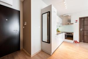 SuperApart Jana Kazimierza 127 Secluded Urban Hideaway with Modern Comforts