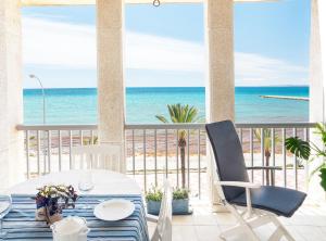 Vistas Increíbles y Confort en 1ª Línea de Playa