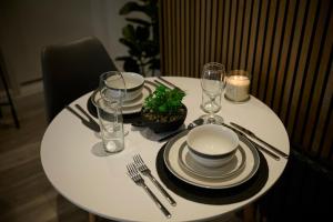 Stunning Two Bedroom Apartment in Denton Manchester by Eason Stays, Ideal For Contractors Working on Crown Point, with Free Parking