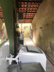 Casa completa localizada a cerca a 1 km da praia de Taperapuã