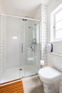 195VBR with private bathrooms, shared kitchen