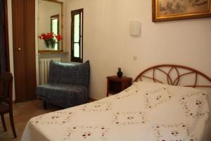 Appartements appartement 100 m 2 situe dans pinede et villa familiale : photos des chambres