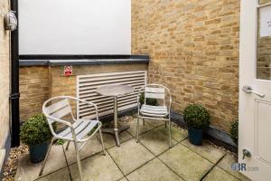 195VBR with private bathrooms, shared kitchen