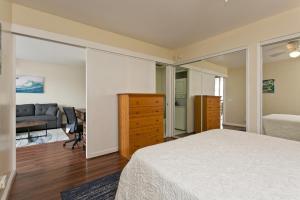 Waikiki Oasis 1-Bedroom on Nahua