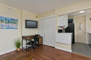 Waikiki Oasis 1-Bedroom on Nahua