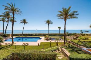 Spacious Seaside Retreat - La Perla del Mar