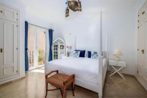 Spacious Seaside Retreat - La Perla del Mar