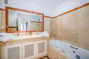 Spacious Seaside Retreat - La Perla del Mar