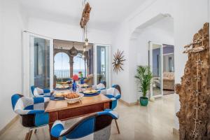 Spacious Seaside Retreat - La Perla del Mar