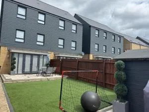 Milton Keynes Retreat - 4 Bedroom Luxury House - Wavendon