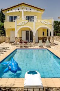 Charming Villa in Agrilia with Private Pool - 4-star hotels in Laganas