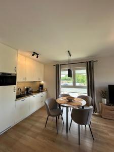 APARTAMENTY "LA VILLA" DELUXE z dwoma sypialniami, salonem, balkonem, prywatnym parkingiem, blisko centrum - Słoneczna Polana