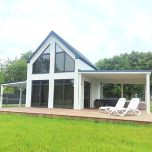 Ferienhaus Laura 70qm bis 5 Gäste mit Fass-Sauna, Whirlpool April bis Oktober, 75qm Terrasse und eingezäunten Garten Haustiere willkommen