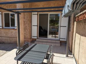 bas-de-villa cosy à 200m de la plage de Fabregas - terrasse privative