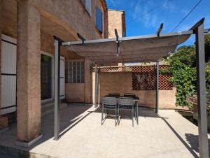 bas-de-villa cosy à 200m de la plage de Fabregas - terrasse privative