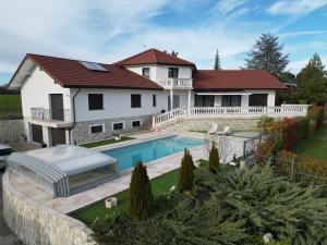 Villas Villa 5*, 15 personnes, Piscine a 20 min de Geneve : photos des chambres