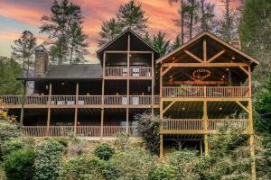 Trout Tales Riverfront Lodge- DeckedOUT, Hot tub, Game Room, Firepit, Decks Galore, Pet Friendly