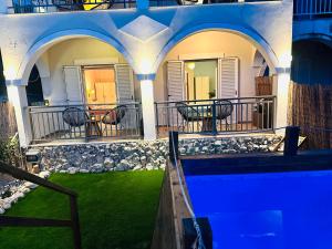 Royal Jelly Suites - Renovated Suites with Pool Just 5 Minutes walk from the Beach By Villa Mana Gers