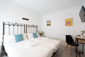 Double or Twin Room with Sea View room in Hotel Mediterráneo