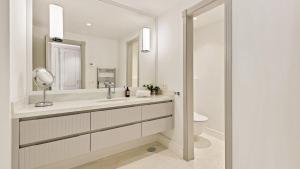 Prime Location, Priv Terrace, Steps from The Beach