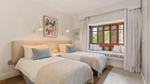 Prime Location, Priv Terrace, Steps from The Beach