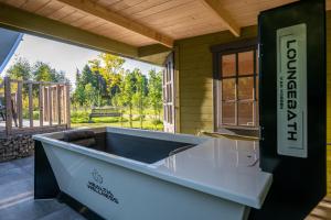 Wellness Tentlodge Patrijs met bad en sauna en privesanitair