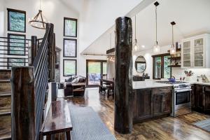 Exquisite, Private Mountain Home Retreat home