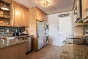 Two Bedroom Two Queen and One King, Sleeps 6