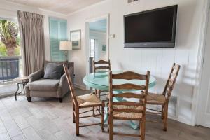 Two Bedroom Two Queen and One King, Sleeps 6