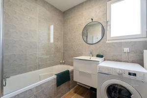 Appartements Confort & Spacieux Family Travel pour 6 - 10- to Disneyland Paris 25- to Paris - In front of Train Station Torcy RER A : photos des chambres